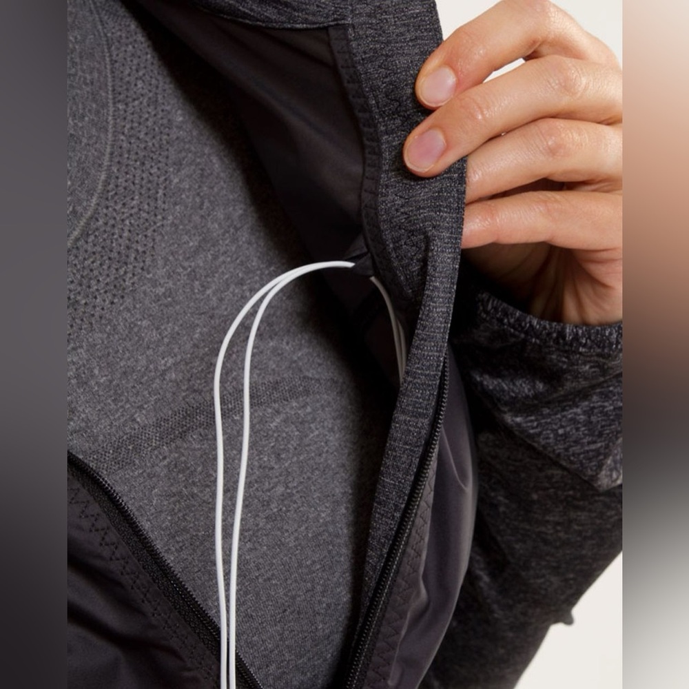 Lululemon Run: Featherweight Hybrid Jacket - Picture 5 of 12